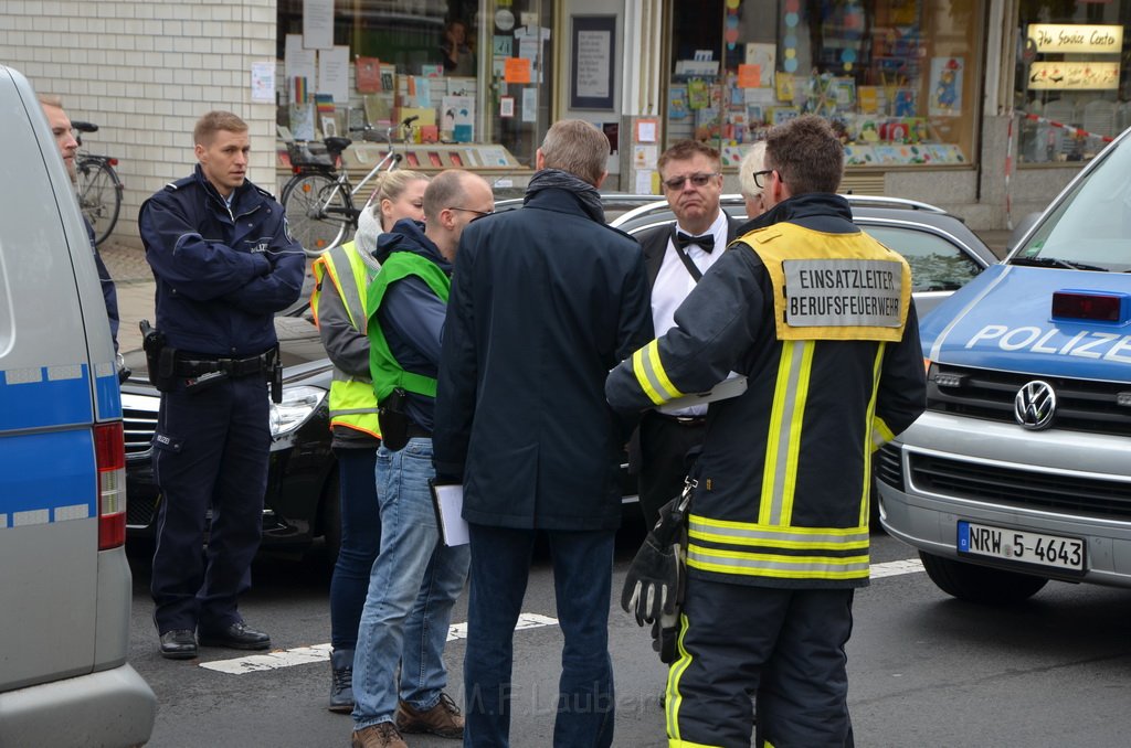 Attentat auf Fr Reker Koeln Braunsfeld Aachenerstr Wochenmarkt P38.JPG - Miklos Laubert